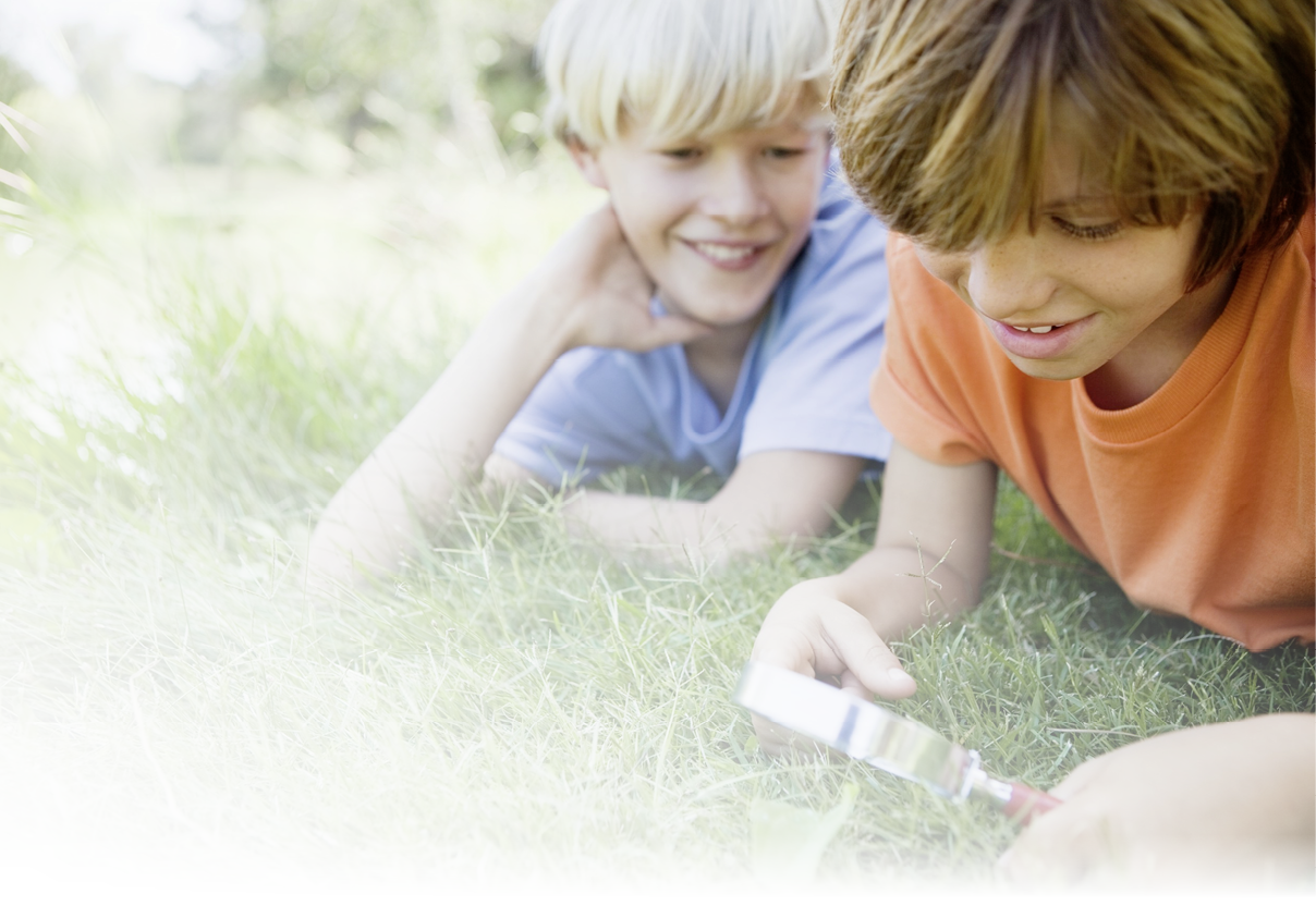 Blick nach unten,Liegen,L cheln ,Alter 10-12 Jahre,Kleiner Junge,Hellh utig,Gras,Vergr erungsglas,Untersuchen,Schnappschuss,Beschnitten,Kopf- und Schulteraufnahme,Selektive Sch rfe,Neugier ,Entdecken,Erholung,Im Freien,2 Personen,Vorpubert t,Kind,M nnliche Person,Junge,Mimik,Unscharf,Zur cklehnen,Sehen,Person [(c) F1online www.f1online.de, Tel. 069/80069-0, E-Mail:agency@f1online.de ]